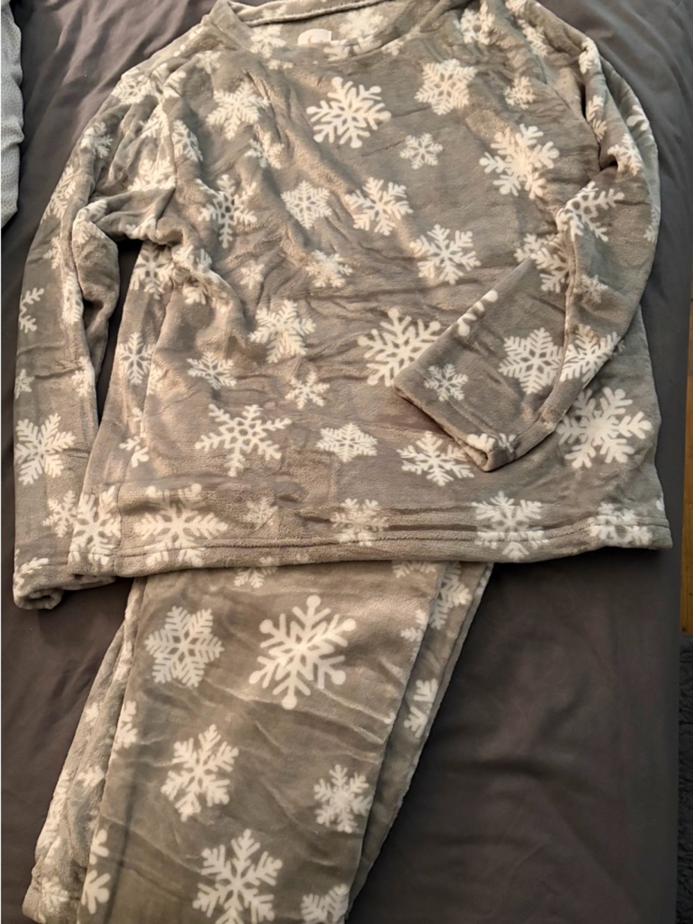 Cozy Women's Grey Snowflake Fleece Pajama Set. Never worn.